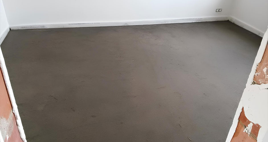 Chape et mise à niveau du sol avant finitions